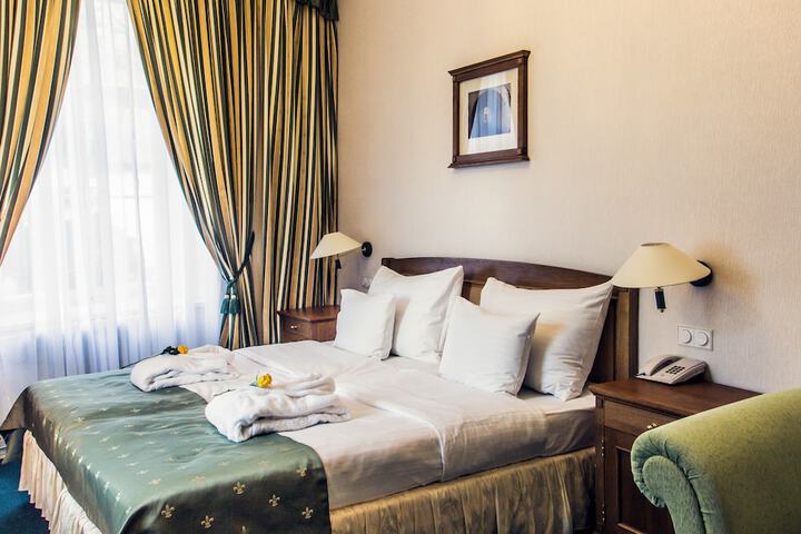 Room 10 of 90