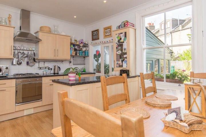 Veeve 3 Bed Family House on Esparto Street Wandsworth