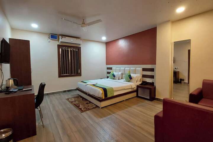 Room 8 of 18