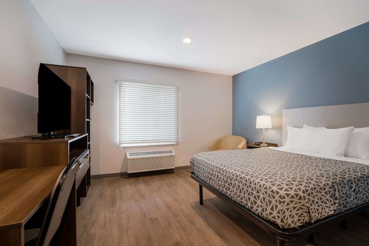 1 Queen Bed (7 of 18)