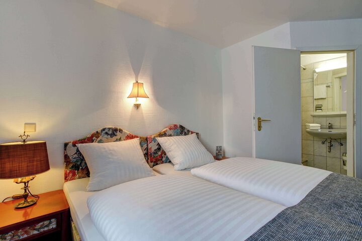 Room 32 of 64