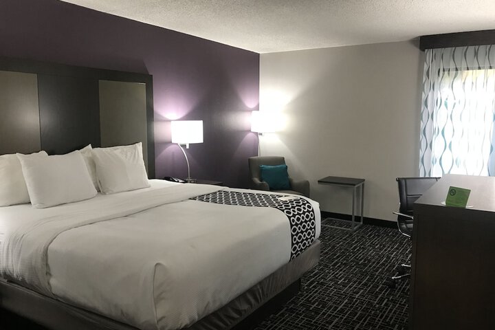 1 King Bed (10 of 15)