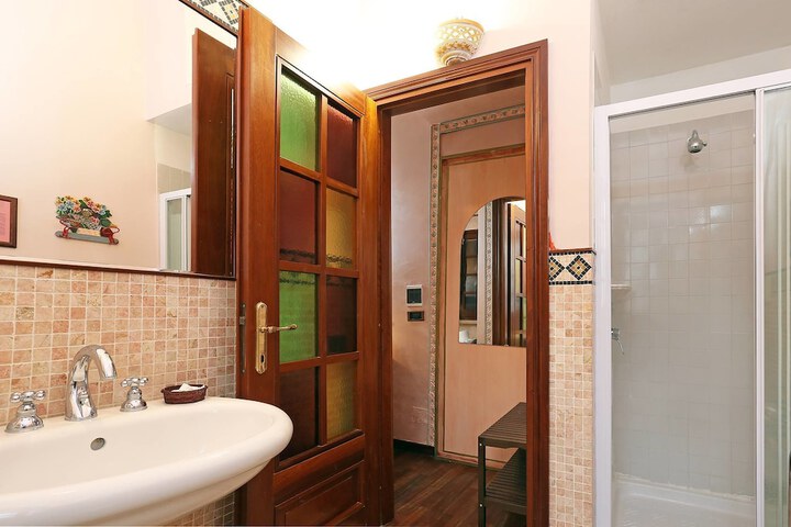 Room 15 of 28