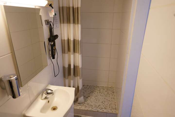Room 32 of 69