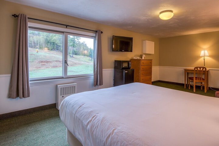 Slope Queen Bed with View (27 of 100)