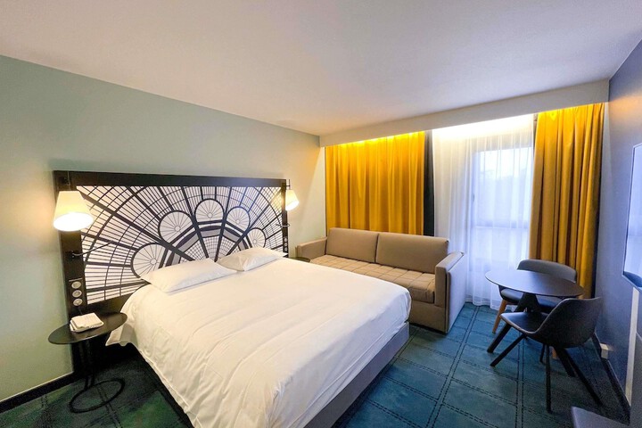 Room 13 of 96