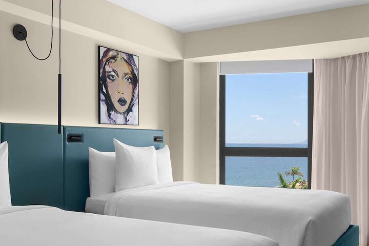 Room 44 of 104