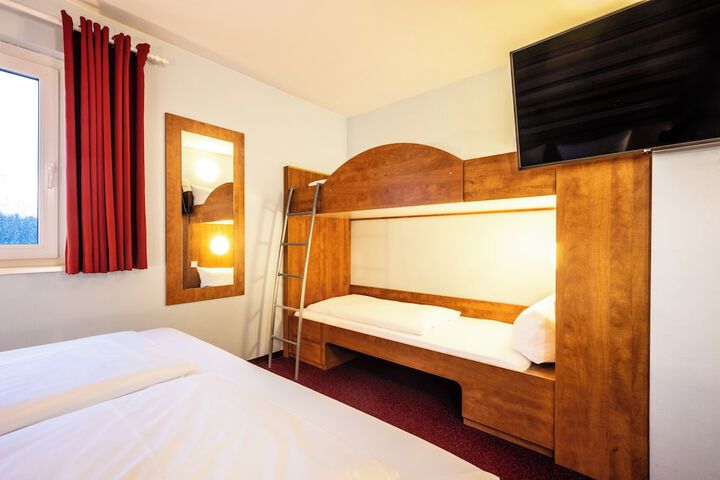 Room 27 of 86