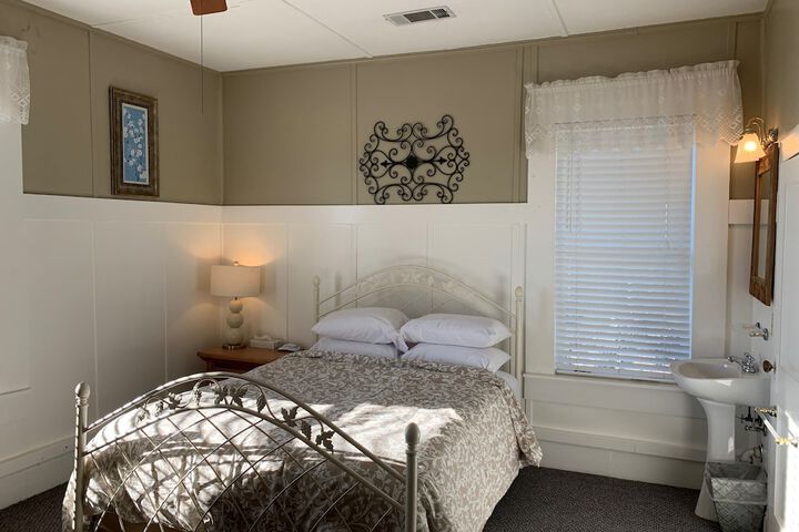 Traditional Double Room 1 Queen Bed Garden View (57 of 58)