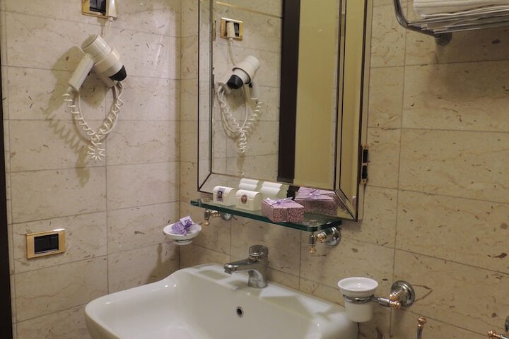 Room 28 of 45