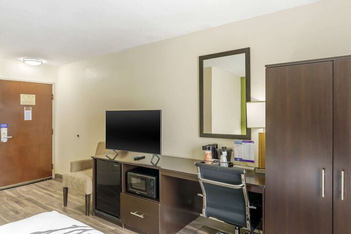 1 Queen Bed (7 of 10)