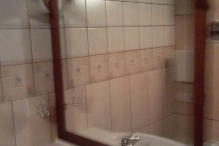 Room 6 of 9