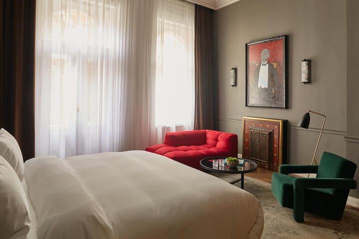 Room 14 of 32