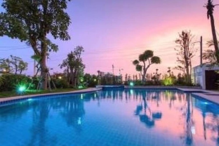 Hotel with Pool