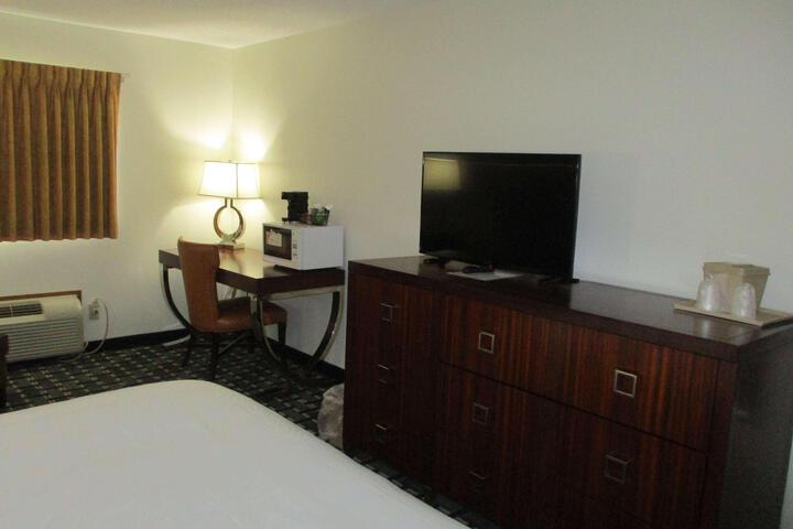 1 King Bed (10 of 14)