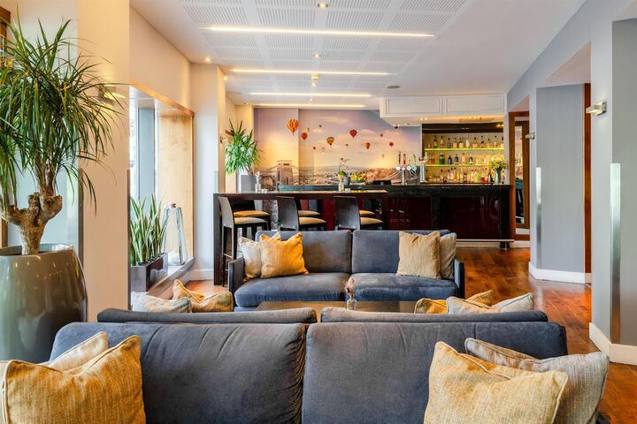 Lounge 100 of 151