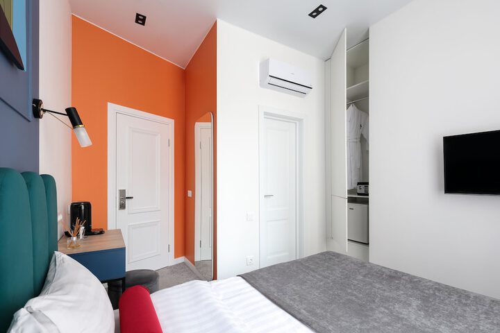 Room 8 of 37