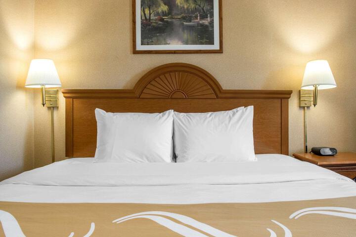 1 Queen Bed Accessible (4 of 9)