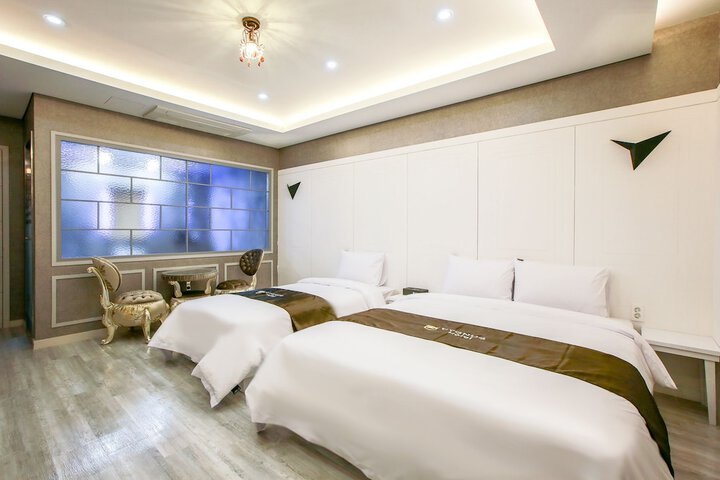 Room 12 of 39