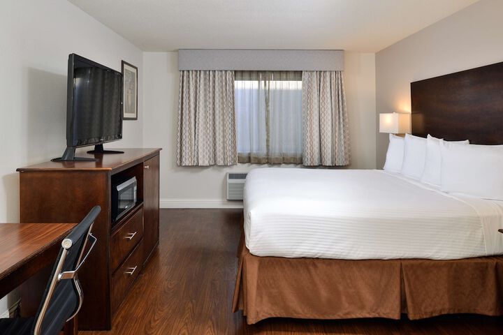 1 King Bed Microwave and Refrigerator WiFi Full Breakfast (9 of 17)
