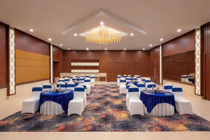 Ballroom/Hall 24 of 27