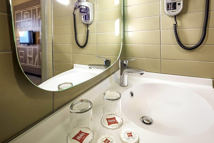 Room 8 of 34