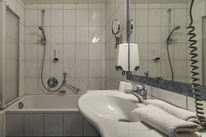 Room 42 of 94