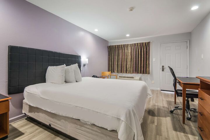 1 King Bed (3 of 13)