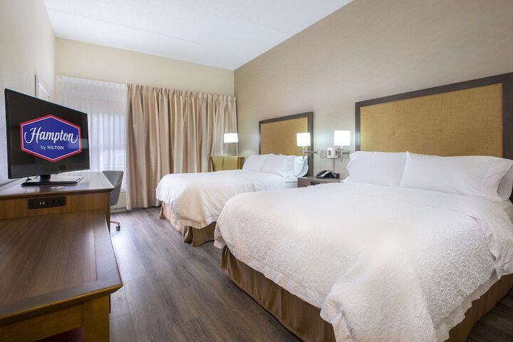 2 Queen Beds Hearing Accessible (10 of 10)