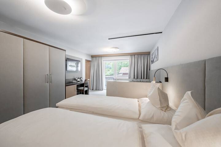 Room 28 of 106