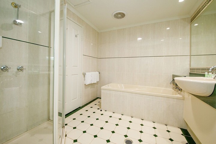 Room 18 of 122