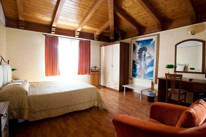 Room 33 of 46