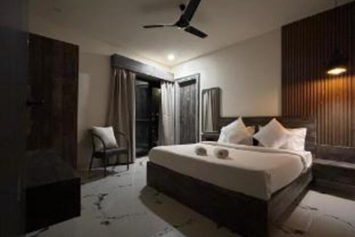 Room 6 of 16