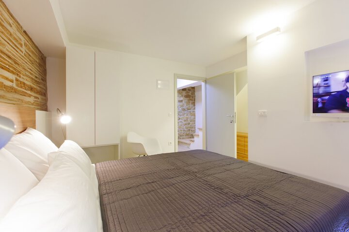 Room 4 of 32