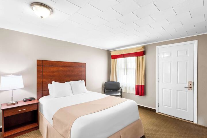 1 Queen Bed (8 of 16)