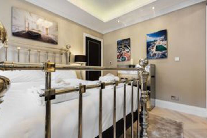 Room 7 of 18