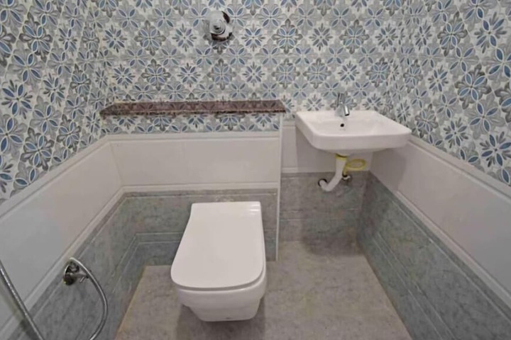 Room 33 of 64