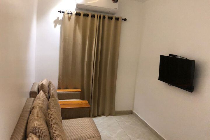 Room 10 of 16
