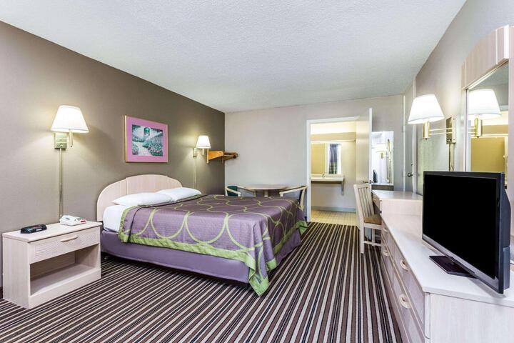 1 Queen Bed Mobility Accessible (3 of 8)