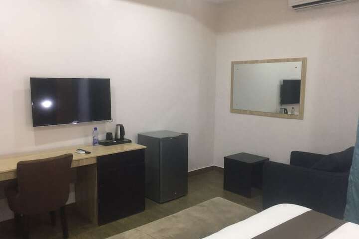 Room 10 of 33