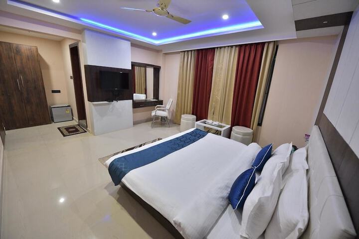 Room 4 of 12