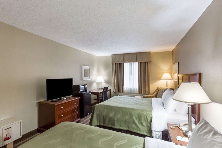 2 Queen Beds (6 of 6)