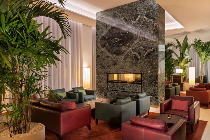 Lounge 76 of 135