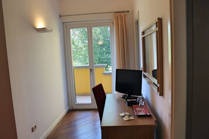 Room 10 of 28