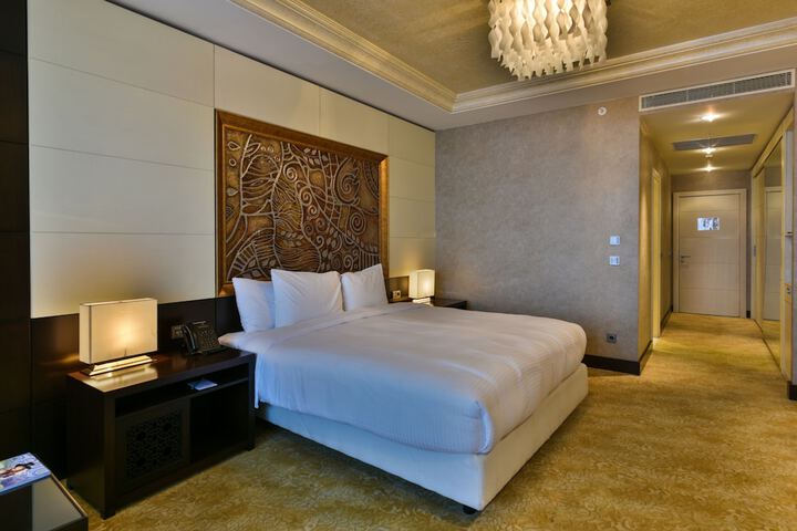 Room 7 of 100