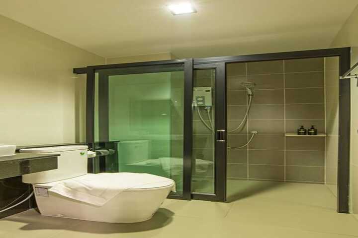 Room 34 of 40
