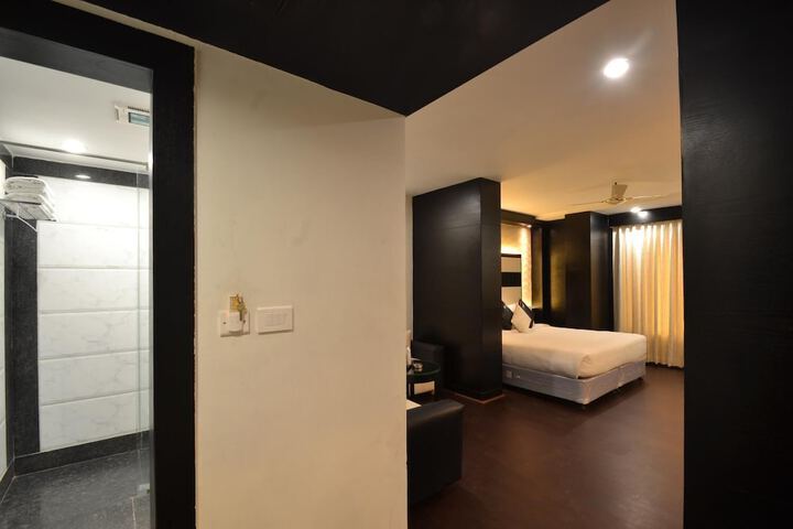 Room 11 of 33