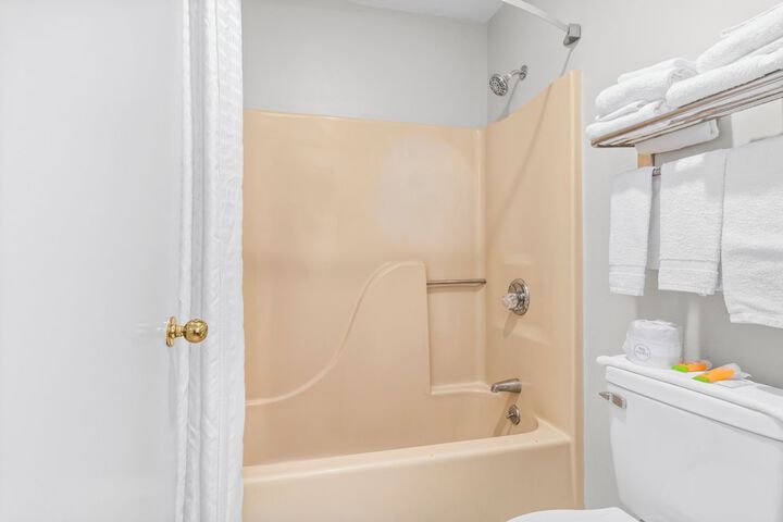 2 Queen Beds Stair Accessible Only Bathtub (4 of 10)