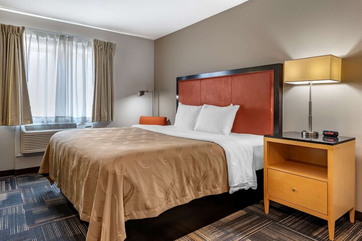 1 King Bed (5 of 15)
