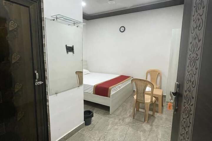 Room 6 of 13
